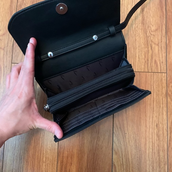 Simple, black over the shoulder side purse - Picture 2 of 3